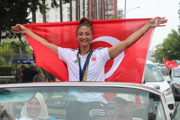 Dünya şampiyonu Nafia, çocukluk hayalini gerçekleştirdi