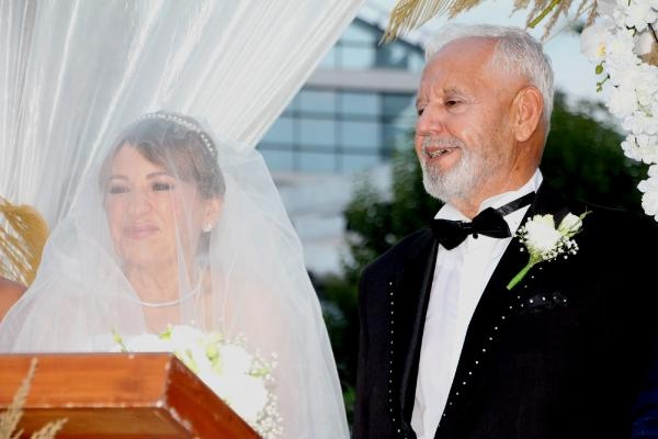 Adanalı çift, 50'nci evlilik yıl dönümlerini nikah tazeleyerek kutladı
