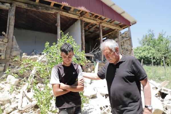 Başkan Karalar depremin hemen ardından Kozan'da vatandaşla buluştu 