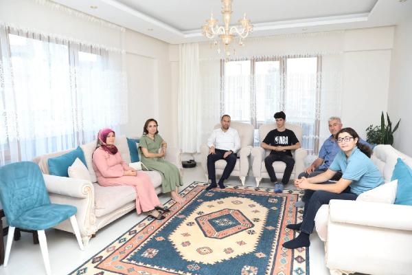 Başkan Özdemir'den, TYT birincisi Hatun'a tebrik ziyareti