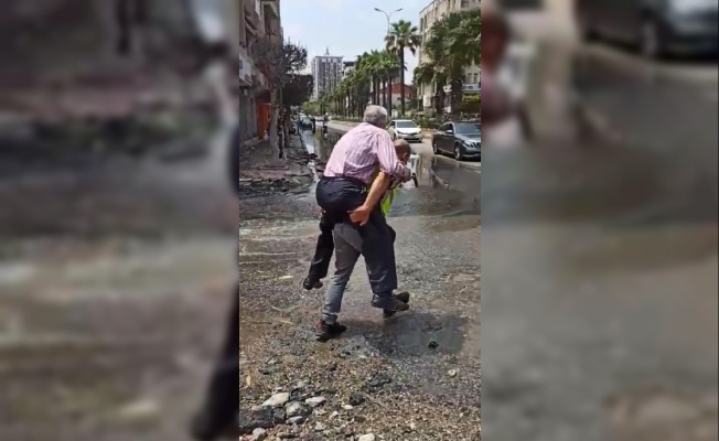 Polisten örnek davranış; depremzedeyi su basan caddeden sırtında taşıyarak geçirdi