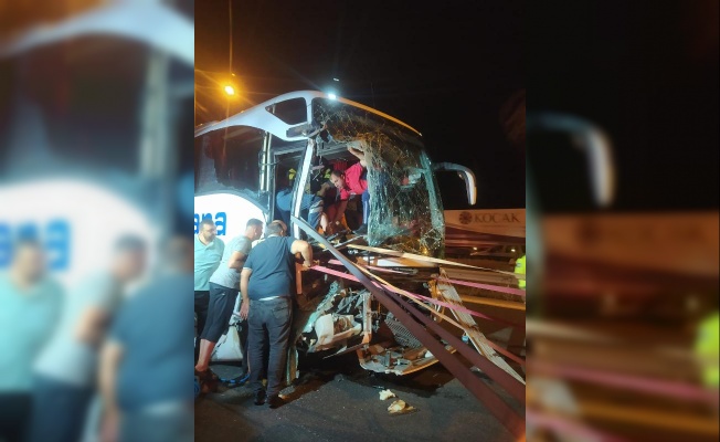 Tarsus'ta yolcu otobüsü ile iki kamyonun karıştığı kazada 7 kişi yaralandı
