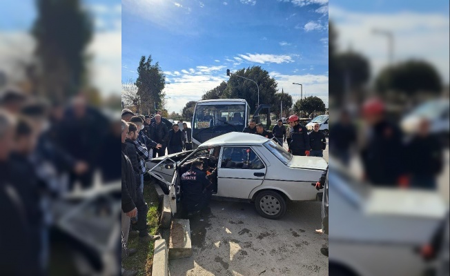 Adana'da yolcu minibüsüyle otomobil çarpıştı; 1'i ağır, 9 yaralı
