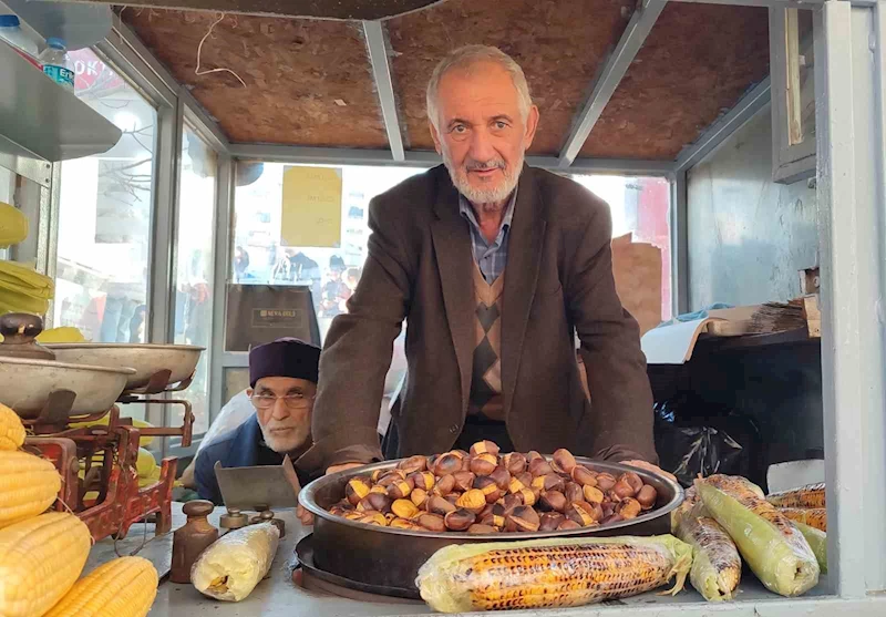 Mısır ve kestane satarak 5 çocuğunu okuttu
