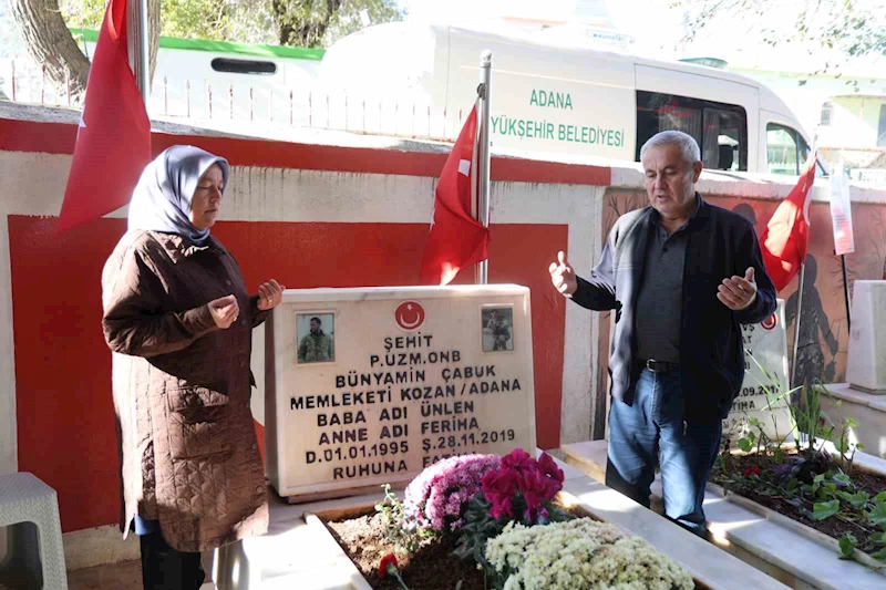 Şehit babası oğlunun kabrinin başından bir gün olsun ayrılmıyor
