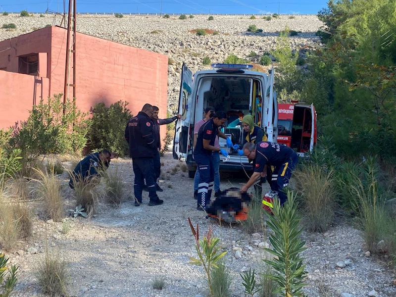 Otomobilin çarptığı motosikletli uçurumdan düşüp öldü