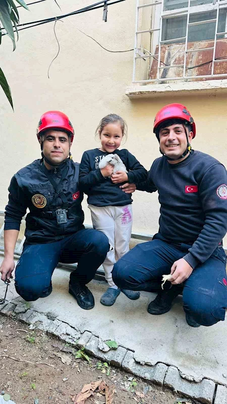 Tahliye bacasına düşen tavşan kurtarıldı
