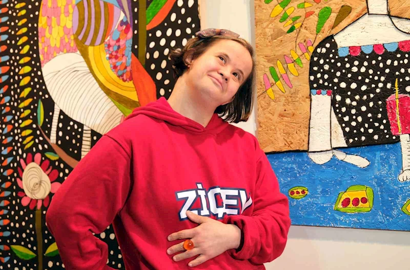 Down sendromlu ressam kalbindekileri tuvale aktarıyor
