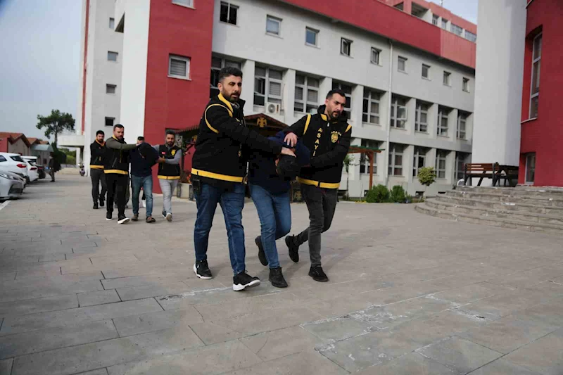 Adana’da sokak ortasında işlenen cinayetin faili 1’i kadın 4 şüpheli tutuklandı
