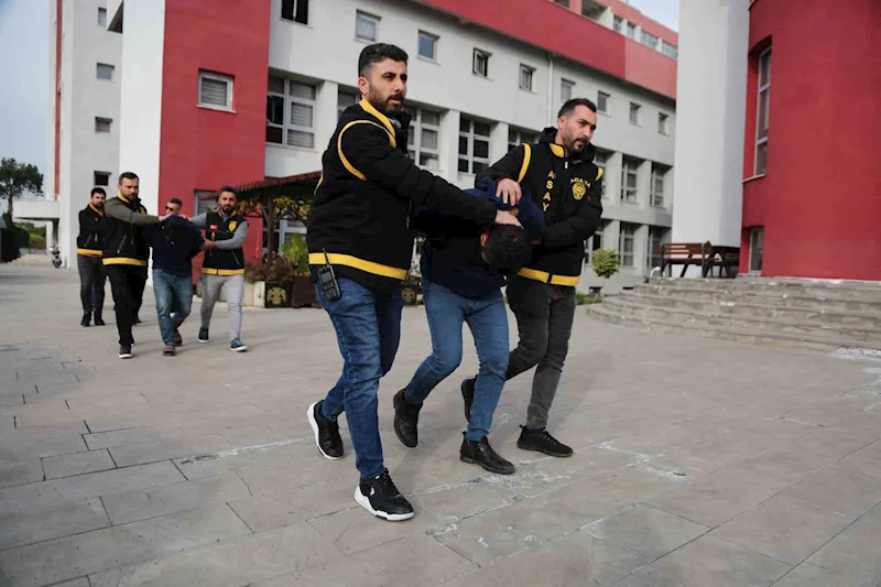 Adana’da sokak ortasında işlenen cinayetin faili 1’i kadın 4 şüpheli tutuklandı
