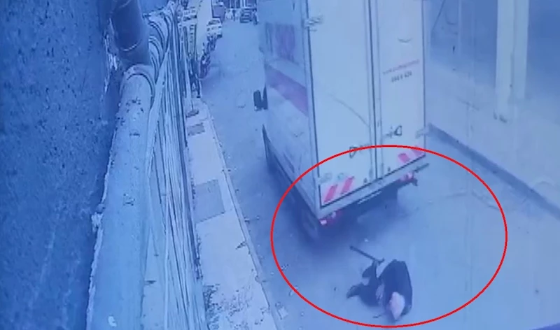 Kamyonetin yaşlı adamı ezdiği feci kaza kamerada
