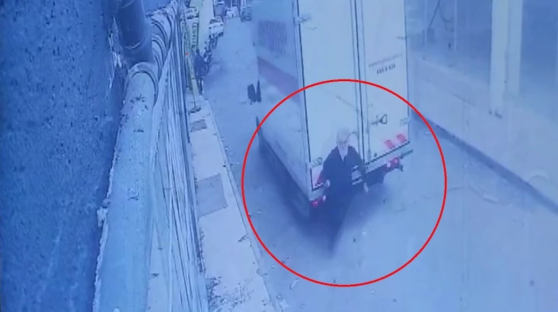 Kamyonetin yaşlı adamı ezdiği feci kaza kamerada

