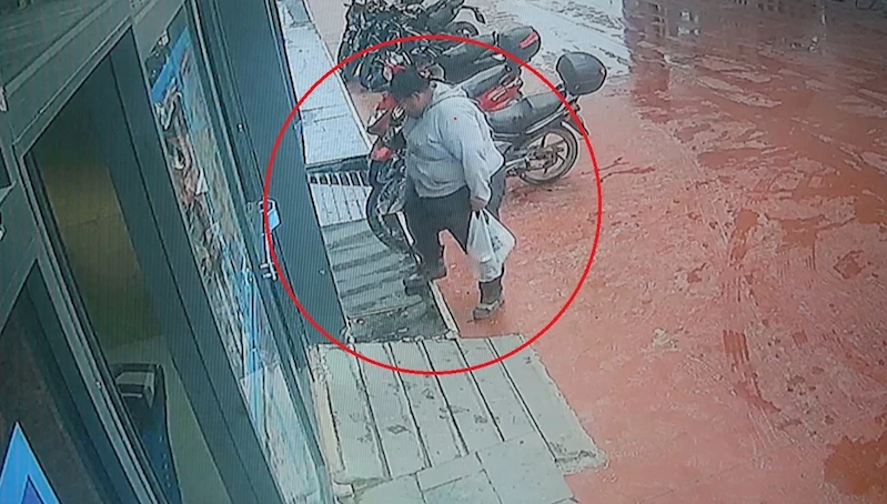 Çamurlu ayakkabısını çıkartıp, market alışverişini öyle yaptı o anlar kamerada
