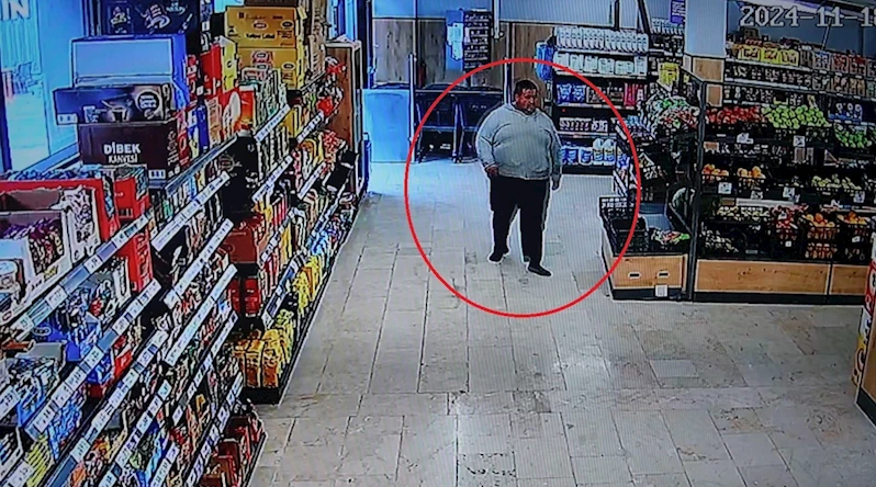 Çamurlu ayakkabısını çıkartıp, market alışverişini öyle yaptı o anlar kamerada
