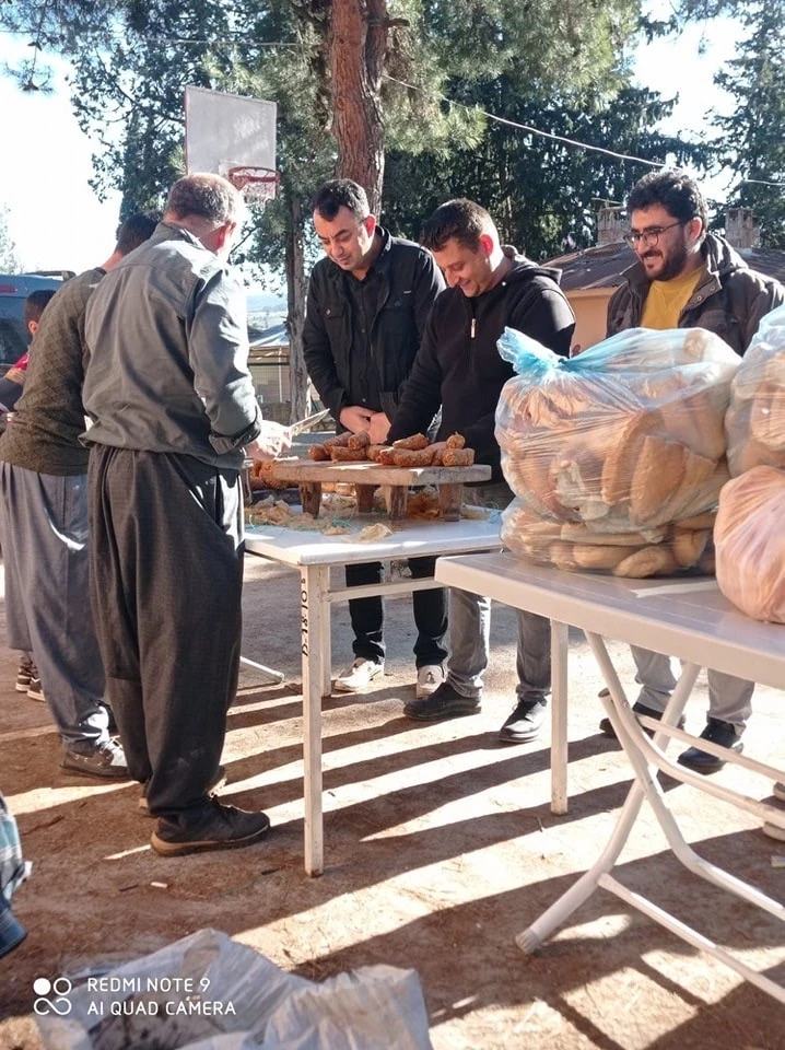 Çobandan öğrencilere sucuk ekmek ikramı
