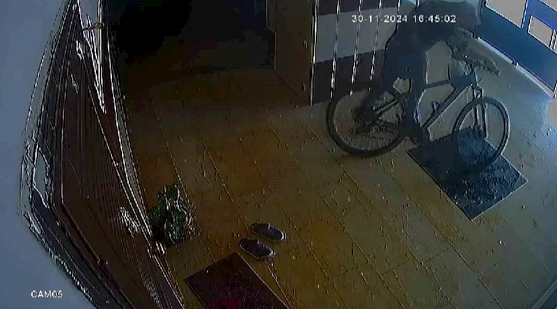 Bisiklet çalarken dikkat çekmemek için apartmana alışveriş poşetiyle girdi
