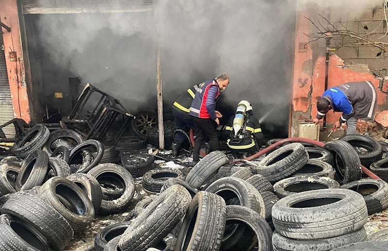 Kırıkhan’da lastikçi dükkanı alevlere teslim oldu
