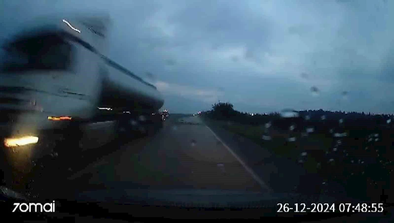 Sürücüsünün direksiyon hakimiyeti kaybettiği tanker karşı şeride geçti
