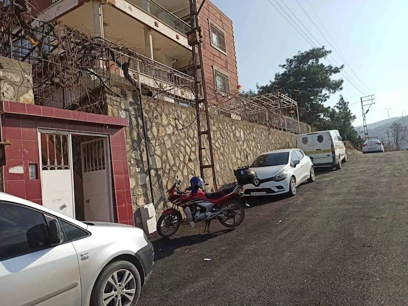 "Kafama silah dayayıp altınlarımı çaldılar" diyen kadının bilezikleri kumar oynayan oğluna verdiği ortaya çıktı
