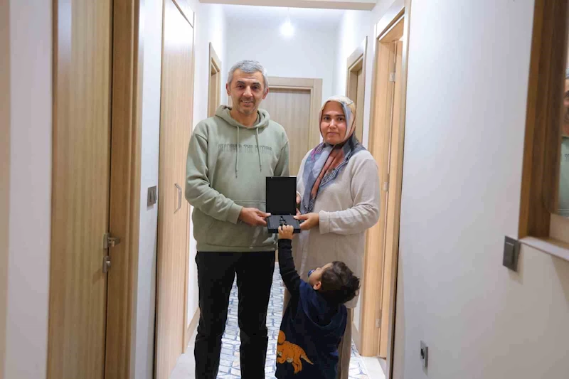 Cumhurbaşkanı’nın elinden anahtarlarını alan depremzede çift yeni evine kavuştu
