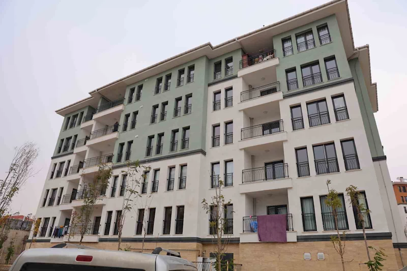 Cumhurbaşkanı’nın elinden anahtarlarını alan depremzede çift yeni evine kavuştu
