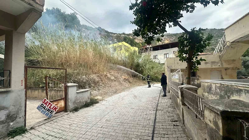 Samandağ’da kamışlık alanda çıkan yangın söndürüldü
