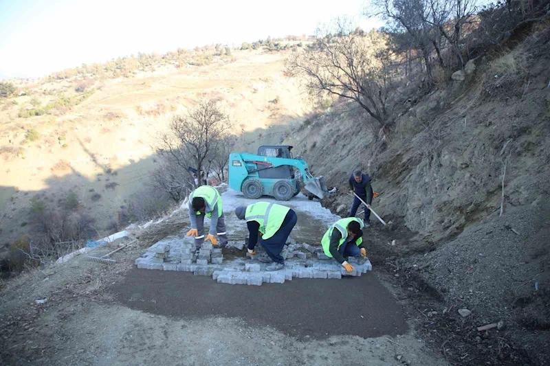 Dulkadiroğlu Belediyesi’nden kırsal mahallelere kilit parke hizmeti
