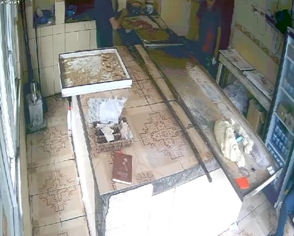 Kızgın pekmezi başından aşağı döktü, o anlar kamerada
