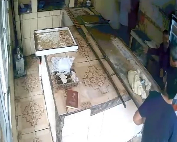 Kızgın pekmezi başından aşağı döktü, o anlar kamerada
