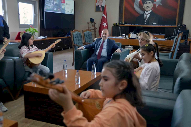 Adana Emniyet Müdürüne, saz kursunu bitiren kızlardan mini konser
