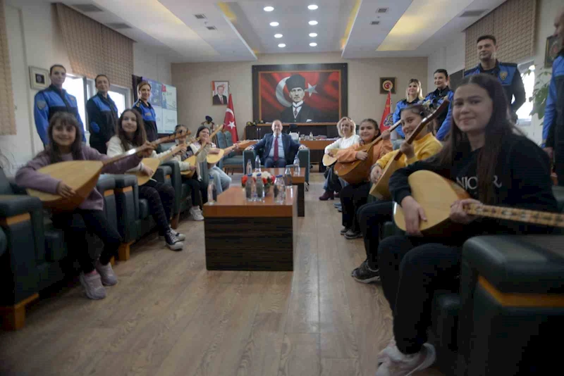 Adana Emniyet Müdürüne, saz kursunu bitiren kızlardan mini konser
