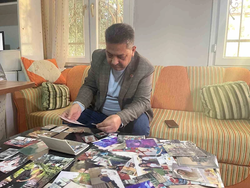 Mahalle muhtarı enkazdan çıkan hatıraların sahiplerini arıyor
