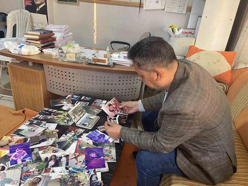 Mahalle muhtarı enkazdan çıkan hatıraların sahiplerini arıyor
