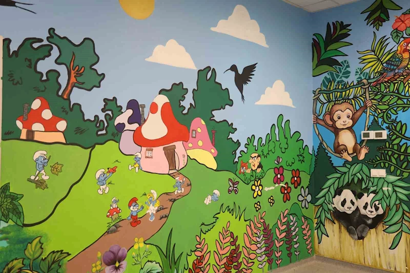 Hastaneye acıyla gelen çocukların yüzlerindeki üzüntüye duvarlara çizilen resimlerle son verildi
