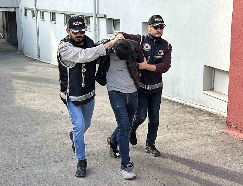 Otomobilin arka tampon ve ön konsol boşluğundan 50 silah çıktı
