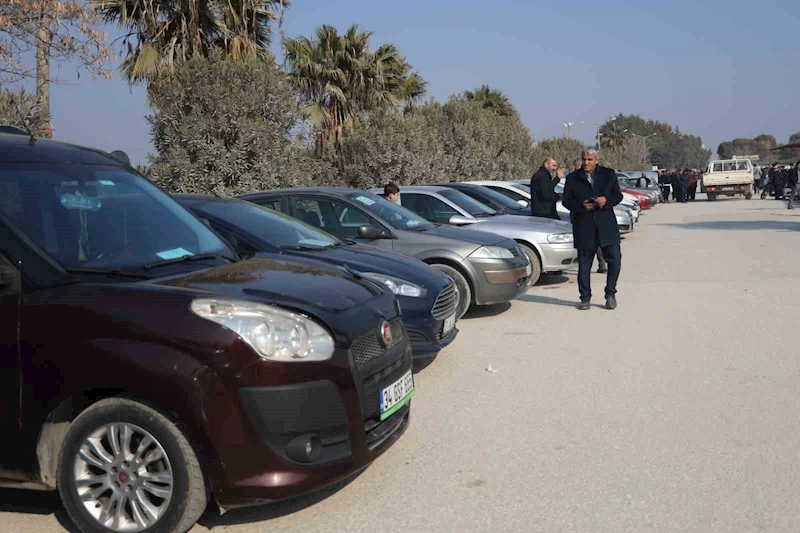 Dönüş hazırlığındaki Suriyelilerin araçlarını piyasanın altında satmak istemeleri fiyatları düşürdü
