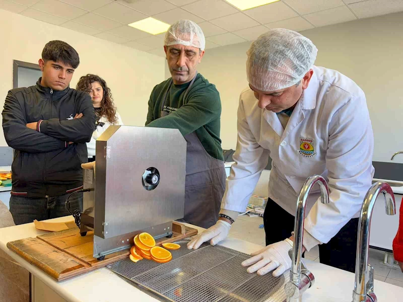 Tarsus’ta öğrencilere meyve, sebze ve kurutma teknikleri eğitimi verildi
