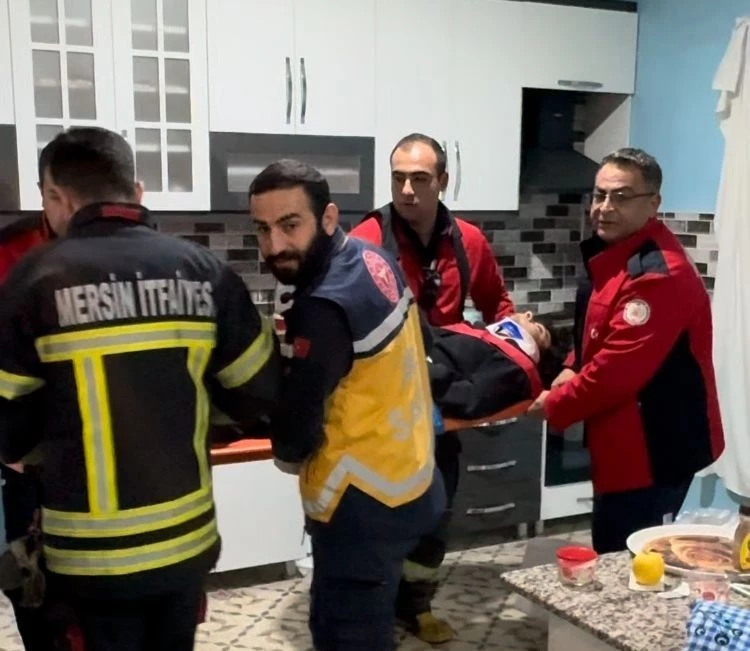 Mersin’de 3. kattan havalandırma boşluğuna düşen çocuk ağır yaralandı
