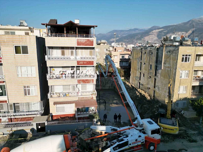 Temel kazısı esnasında 5 katlı binanın temeli zarar gördü
