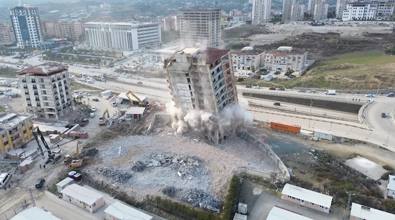 Deprem etkisi yaşatan 14 katlı binanın yerle bir olduğu anlar havadan görüntülendi
