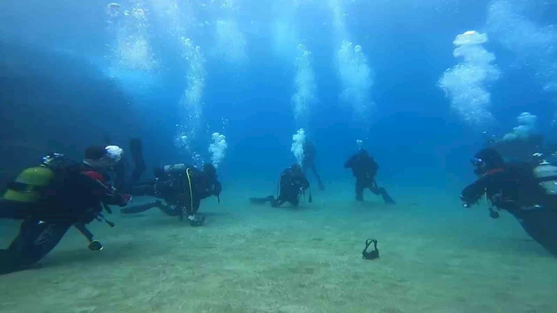 Depremde vefat eden itfaiye amiri için Akdeniz’e daldılar
