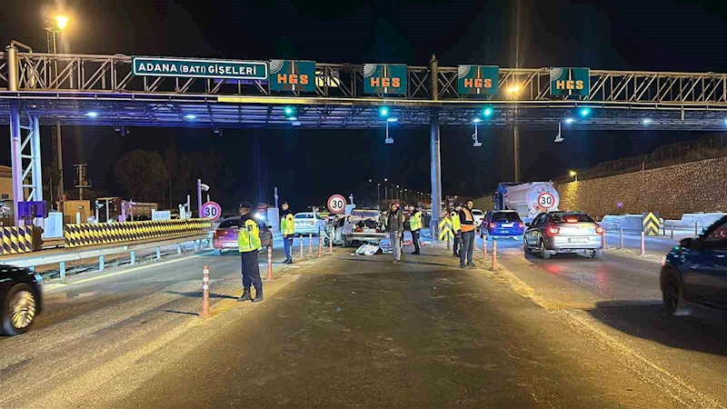 Mersin’de otomobil otoyol gişelerinde beton bariyerlere çarptı: 2 ölü, 5 yaralı
