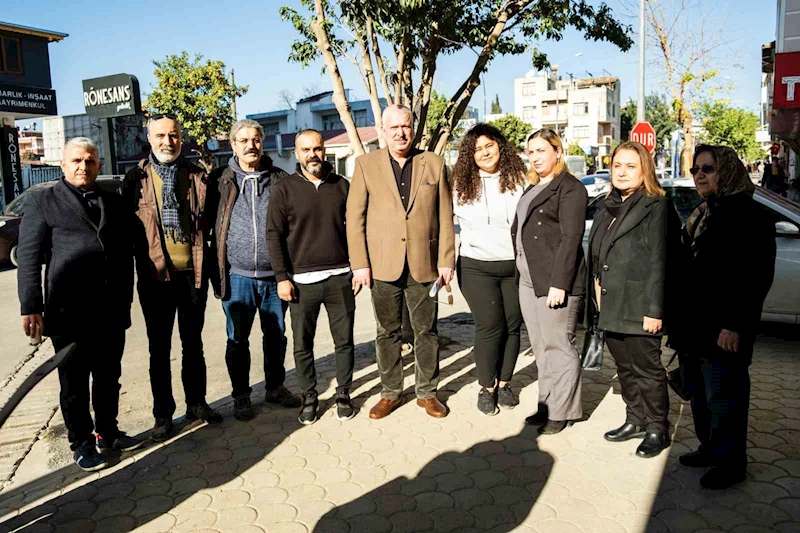 Adana’da esnaf yolları yapılınca davullu zurnalı teşekkür etti
