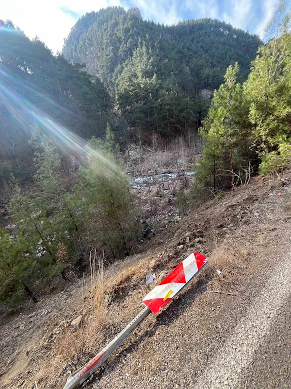 Adana’da kamyonet uçuruma düştü: 1 ölü, 1 yaralı
