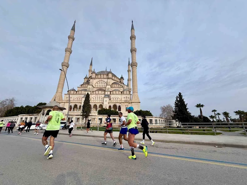 Adana 15. Uluslararası Kurtuluş Yarı Maratonu ve Halk Koşusunda dereceye girenler ödüllerini aldı
