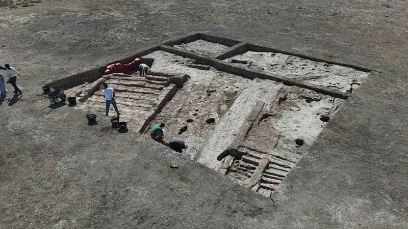 Hatay’da 7 bin 200 yıl öncesine ait 5 insan ayak izi keşfedildi
