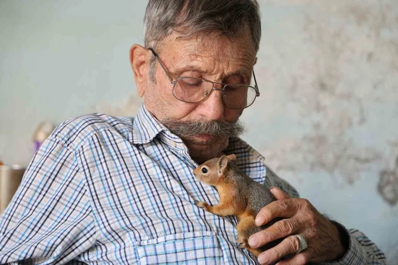 Yalnız kalmıştı, yavruyken kurtardığı ’sincap’ dostu oldu
