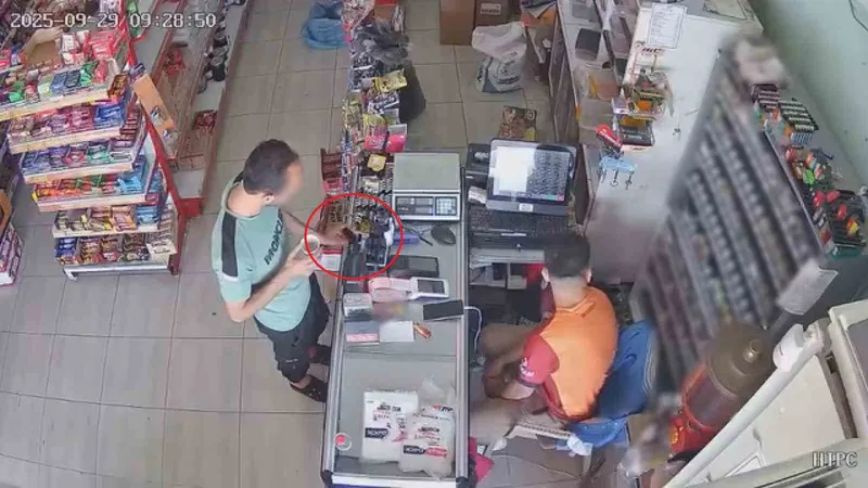 Market çalışanını oyaladı, kaşla göz arasında 800 liralık çakmağı çaldı: O anlar kamerada
