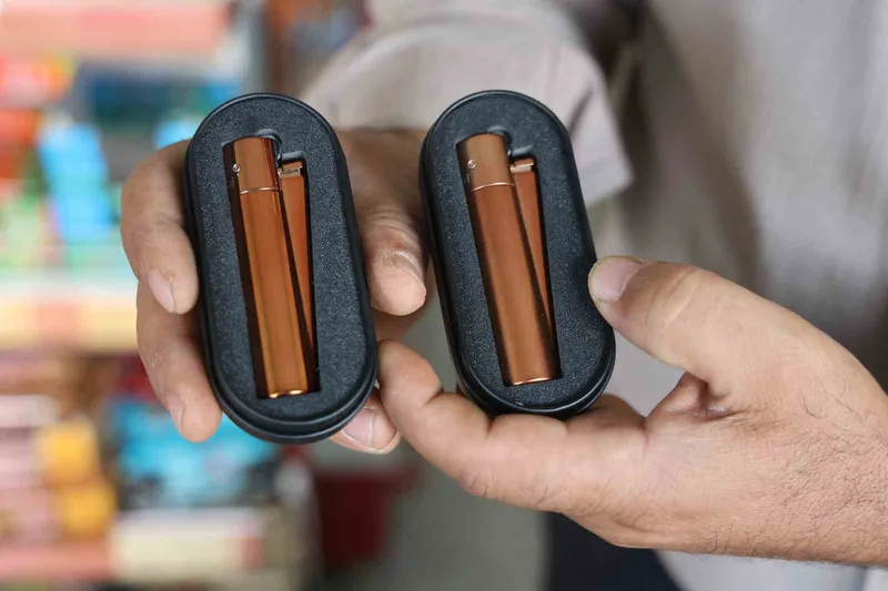 Market çalışanını oyaladı, kaşla göz arasında 800 liralık çakmağı çaldı: O anlar kamerada
