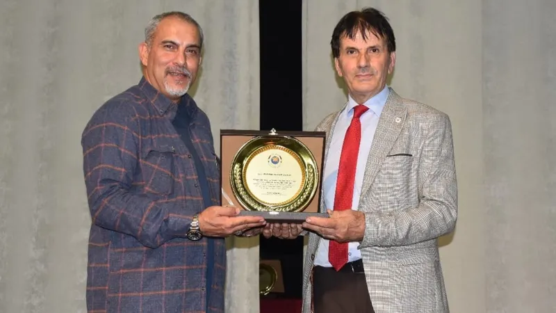 Depremin 3 Yıllık Acısını Taşıyan Gazeteciye Trabzon